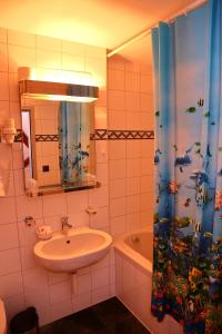 Ένα μπάνιο στο Hotel-Rotisserie La Tour Rouge