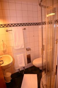 Ένα μπάνιο στο Hotel-Rotisserie La Tour Rouge