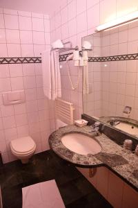 Ein Badezimmer in der Unterkunft Hotel-Rotisserie La Tour Rouge