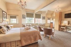 1 dormitorio con 1 cama, mesa y sillas en The Stockton Arms Hotel en Stockton-on-Tees