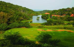 バリートにあるZimbali Suite 521の川付きのゴルフ場の空中景色