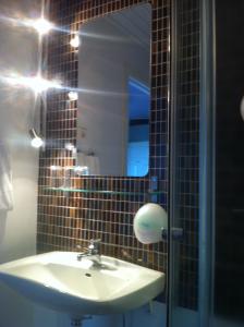 a bathroom with a sink and a mirror at Bruntegården in Rättvik