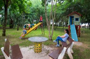 un grupo de niños jugando en un parque infantil en Hotel Jardim Europa, en Ijuí