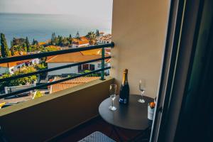 balkon ze stołem i 2 kieliszkami do wina w obiekcie Horizon View Madeira w Caniço