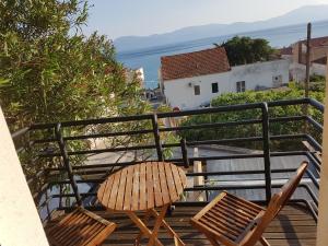 two chairs and a table on a balcony at Apartments Mirela in Gradac