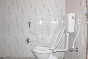 Vannituba majutusasutuses NIRMAN HOMESTAY 5 minutes walk to beach