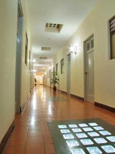 um corredor de um edifício com piso em azulejo em Hotel Sierra de Alica em Tepic