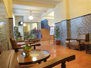 eine Lobby mit einem Tisch und Stühlen in einem Gebäude in der Unterkunft Hotel Sierra de Alica in Tepic
