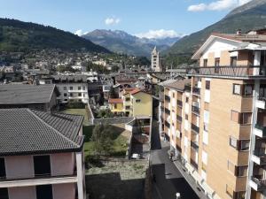 a city with buildings and mountains in the background at Appartamento Elisa in Aosta