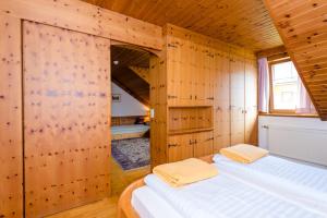 Un pat sau paturi într-o cameră la Landhotel Groggerhof