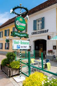 una señal del restaurante del hotel frente a un edificio en Landhotel Groggerhof, en Obdach