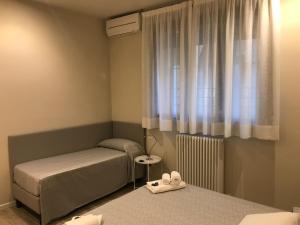 
A bed or beds in a room at Honey Rooms Ferrara
