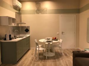una cucina con tavolo e sedie in una stanza di Honey Rooms Ferrara a Ferrara