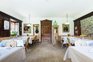 Reštaurácia alebo iné gastronomické zariadenie v ubytovaní Gasthof Weyerhof