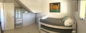 Un dormitorio pequeño con una cama en una habitación. en Casa Finisterre, en Puerto Pirámides