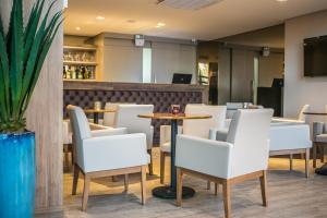 Area lounge atau bar di Tri Hotel Premium Criciúma
