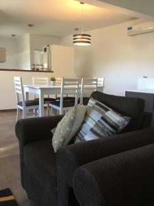 una sala de estar con un sofá y una mesa en Casa Finisterre, en Puerto Pirámides