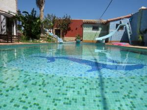 uma piscina com escorrega numa casa em HIGOS CHUMBOS, CASA RURAL COMPARTIDO em Chiclana de la Frontera