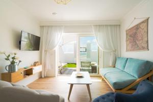 Televízia a/alebo spoločenská miestnosť v ubytovaní La Concha Boutique Apartments - Adults Only