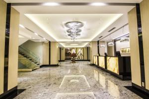 un corridoio di un edificio con pavimento in marmo e lampadario pendente di Radisson Hotel Guayaquil a Guayaquil
