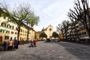 フィレンツェにあるLike a Local in Oltrarnoの建物を歩く人々
