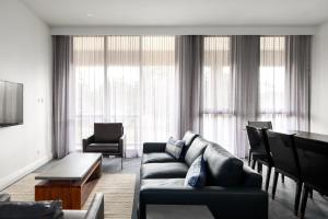 Ein Sitzbereich in der Unterkunft Knightsbridge Canberra
