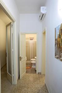 トラーパニにあるAppartamenti al Portoの白いバスルーム(トイレ、ドア付)
