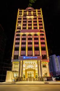 Un edificio alto con un cartel en el frente. en Song Loc Luxury Hotel, en Ha Long