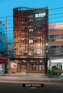 un edificio con un letrero que lee la estación del sueño en Sleep Station en Surat Thani