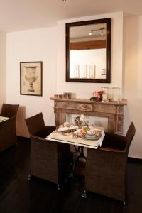- une salle à manger avec une table, des chaises et un miroir dans l'établissement B&B Hof van Vervoering, à Fourons