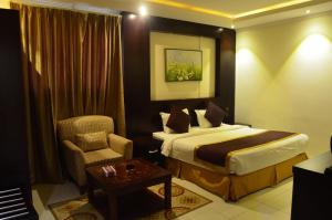 تالين النخيل للأجنحة الفندقية  في الرياض: غرفه فندقيه بسرير وكرسي