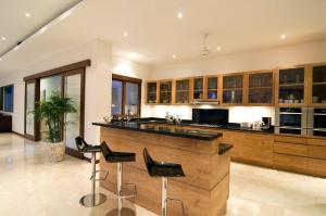 Nhà bếp/bếp nhỏ tại Villa Istana Putih by Nakula