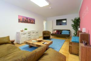 ein Wohnzimmer mit einem Sofa und einem Tisch in der Unterkunft Ferienwohnungen Eibner in Dettingen an der Erms