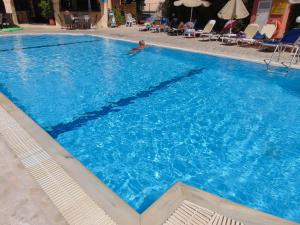 Bazén v ubytování Annaliza Apartments nebo v jeho okolí