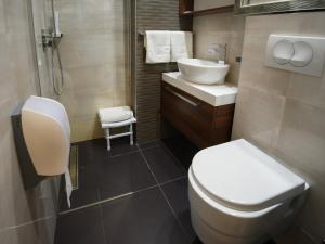 Ένα μπάνιο στο Hotel Ideo Lux