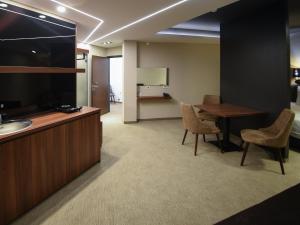 Μια τηλεόραση ή/και κέντρο ψυχαγωγίας στο Hotel Ideo Lux