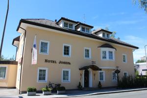 een gebouw met de naam van het hotel Jezus bij Hotel Josefa in Salzburg