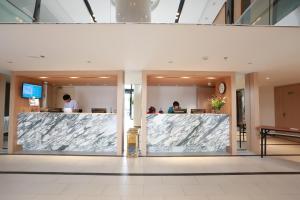 a lobby of a building with a marble counter at Jinjiang Inn Tianjin Xinkai Road in Tianjin