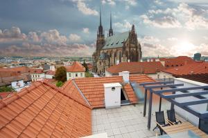 - une vue sur la ville depuis le toit d'un bâtiment dans l'établissement Bishop Apartments, à Brno