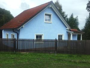 Das Gebäude in dem sich das Ferienhaus befindet
