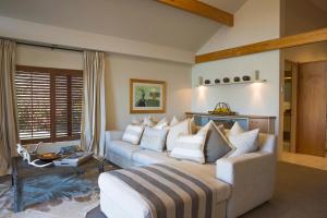 Łóżko lub łóżka w pokoju w obiekcie Olive Hill Guest Lodge