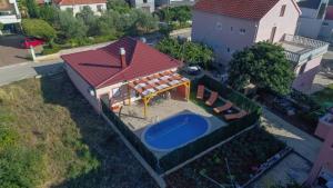 Bazén v ubytovaní Holiday home Orange with heated pool and parking alebo v jeho blízkosti