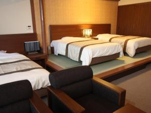 
A bed or beds in a room at Misasa Royal Hotel
