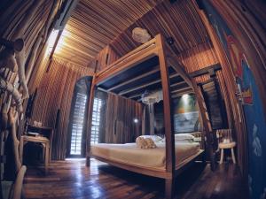 1 dormitorio con cama con dosel en una habitación de madera en The Happy 8 Retreat @ Old Town Ipoh, en Ipoh