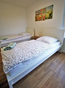 1 dormitorio con 2 camas y suelo de madera en Working & Longstay Apartments DD, en Düsseldorf