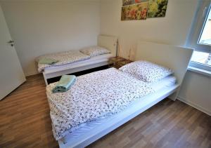 2 camas individuales en una habitación con ventana en Working & Longstay Apartments DD en Düsseldorf