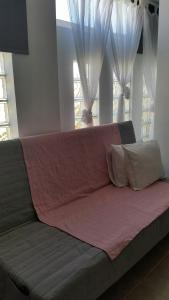 エル・メダノにあるAvenue Studyの窓付きの客室で、ソファ(枕2つ付)