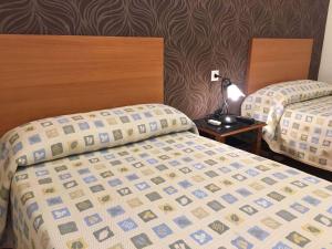 Кровать или кровати в номере Hostal La Zarza