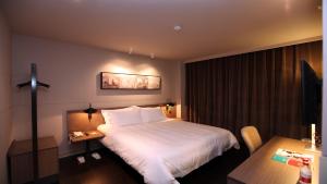 Ένα ή περισσότερα κρεβάτια σε δωμάτιο στο Jinjiang Inn Tianjin Haitai Industrial Parks