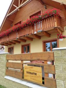 une maison avec un balcon fleuri dans l'établissement Privát Obuvník, à Liptovský Ján